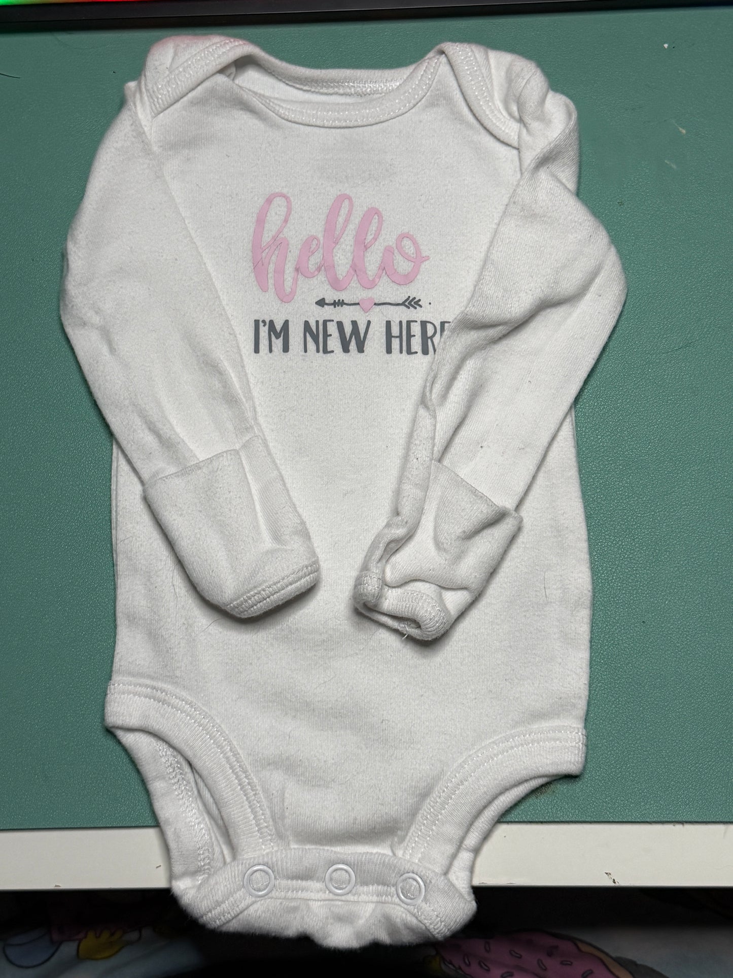 Newborn “hello I’M NEW HERE” Onesie – Carter’s – NB