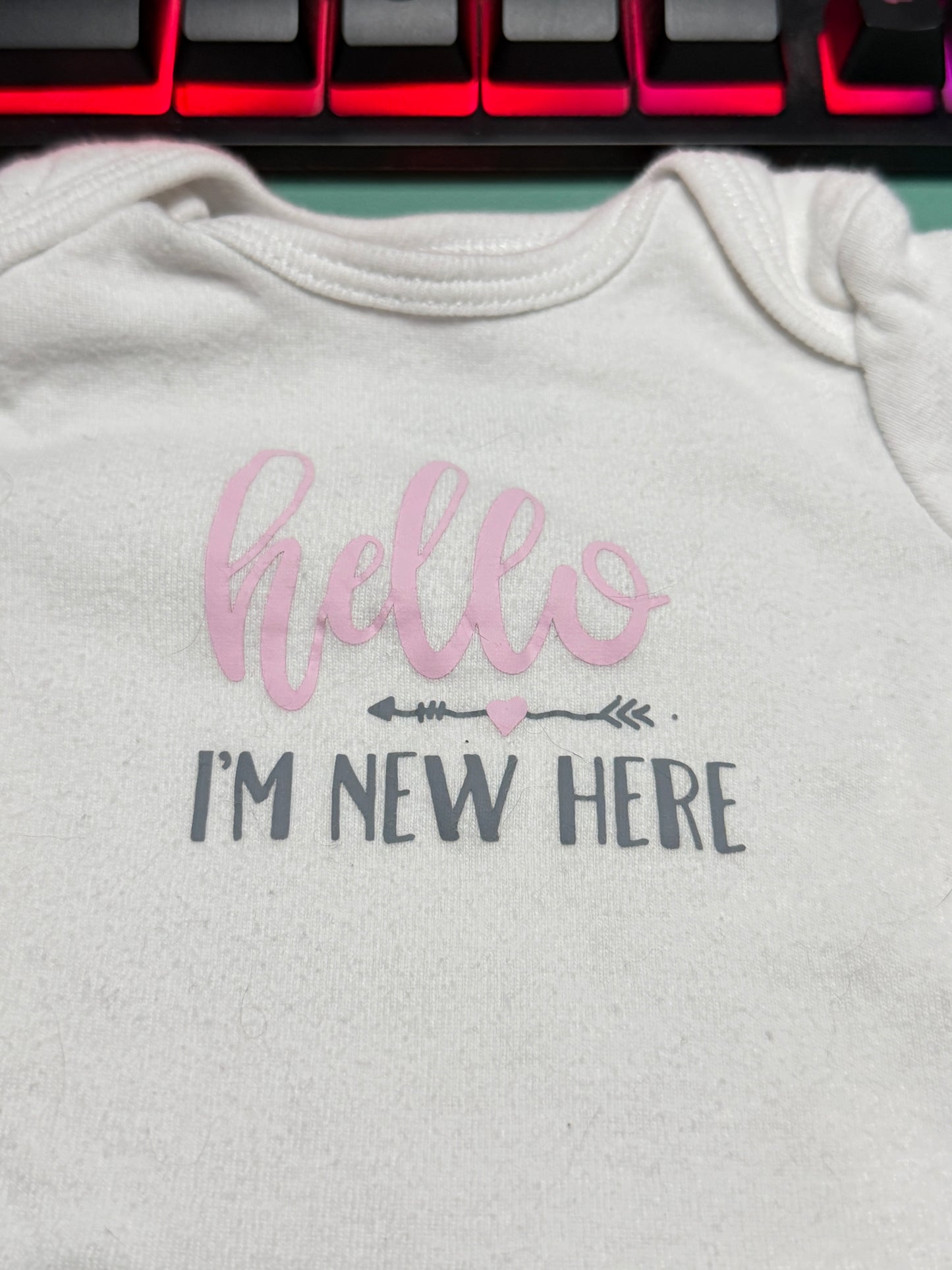 Newborn “hello I’M NEW HERE” Onesie – Carter’s – NB